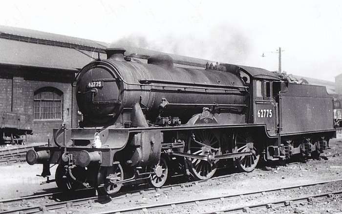 62775 'The Tynedale' was the last D49/2 built. In 1950 she was allocated to Leeds Neville Hill mpd (50B) - from this side, aside from the nameboard with the fox picked out in brass finish, there is no difference in appearance to 'Lincolnshire'...