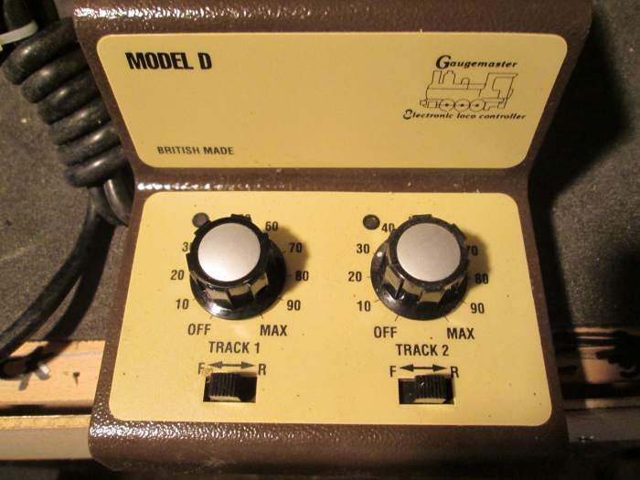 The 'simple' dual controller for use on the 'Down' end of the layout from fiddleyard Unit 1 ('Bloomfield' mail order depot, siding on Unit 2 and 'cripple' siding on Units 3-4