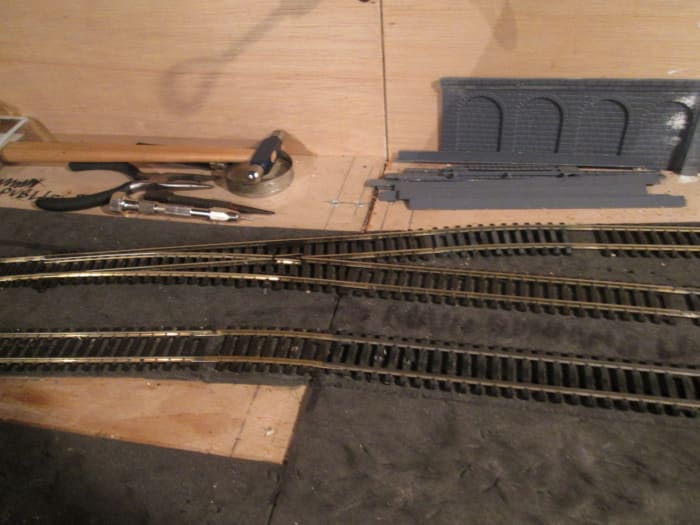 The access point to the pilot and wagon standage from the Down Main is actually on Unit 6. Access to the yard from the Down Main via facing right-hand points, access direct from Up Masin