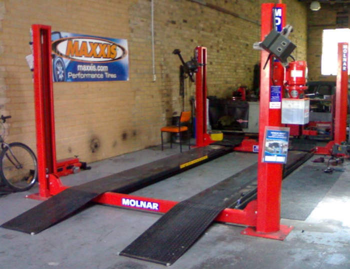 Alignment hoist with facility for turntables and a jacking beam to lift individual or both wheels off the hoist plate.