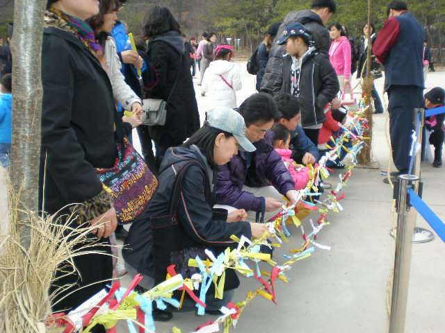 Write your wish on this colourful paper, tie it on the rope like a ribbon. Then, the ropes of ribbons will be tie to to the wishing tree and burn later at night.