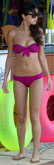 The large earrings that Selena GOmez wears with this bikini are visible in this picture. Large earrings on bikinis seem to be the choice of many celebrities lately