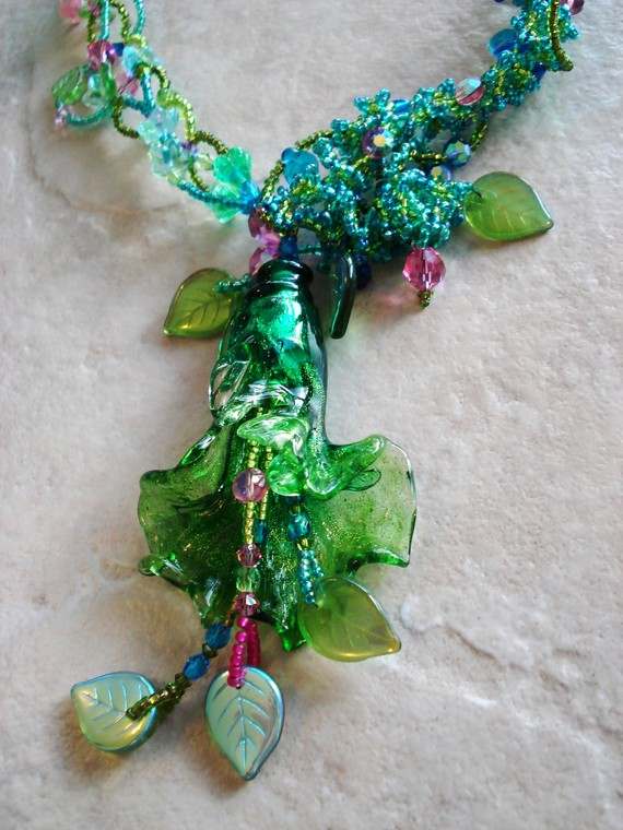 Use a mix of leaves in a freeform style to create a flowing, natural feel.