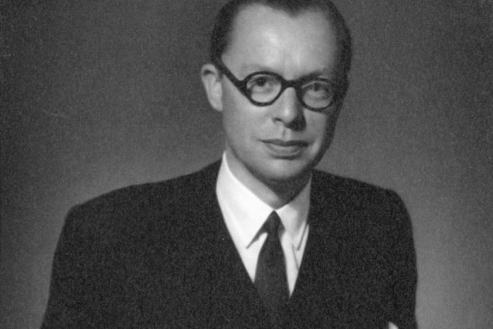 Nicholas Elliott has been recruited into MI6 and now cornered Philby, threatening to bring him to justice for espionage.