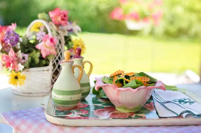 Salads are low calorie but the flavorings you put on top can turn them into a high calorie food. Keep your dressings light.