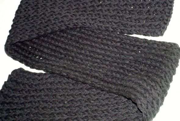 Black scarf done with the figure 8 wrap on the pink Knifty Knitter loom. TWO strands of Peaches N Creme worsted weight cotton yarn were used. This is the same scarf as the purple one above, done with black yarn instead.