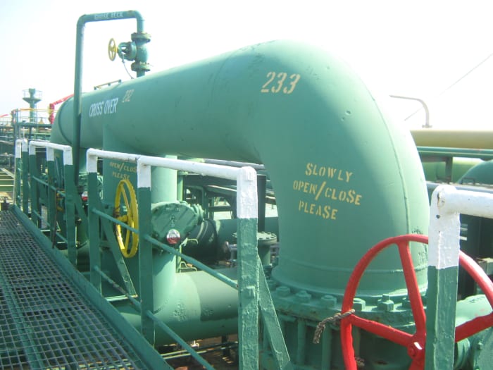 DESK CROSS OVER LINE / VALVES - USED FOR INTERCHANGING THE CARGO MANIFOLD AND LINES ON DECK TO FACILITATE SEGREGATION DURING LOADING / DISCHARGING