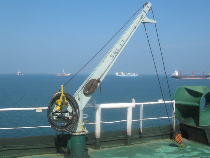 BUNKER DAVIT - USED TO PICK UP THE BUNKER HOSES FOR CONNECTION ON MANIFOLDS