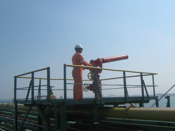 FOAM / FIRE MONITORS - USED FOR PROTECTION AND FIRE FIGHTING OF THE CARGO TANK AREAS USING THE FIXED FOAM SYSTEM.