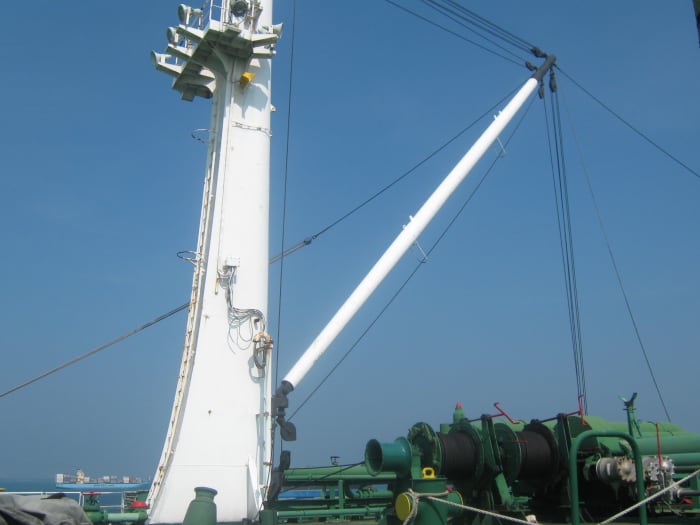 CARGO HOSE HANDLING DERRICK - USED FOR LIFTING THE CARGO HOSES , REDUCERS ETC. FOR CONNECTION AND SUPPORT DURING LOADING / DISCHARGING