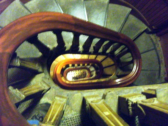 Visitors wishing to visit the inside of the capitol dome must do so by means of an interior stairwell.