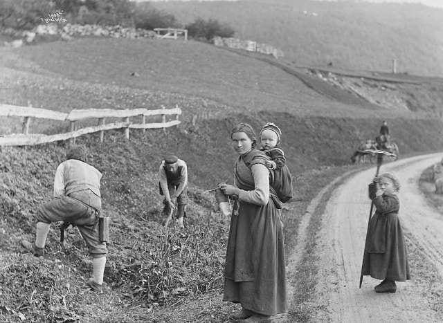 Knitting can be done while traveling