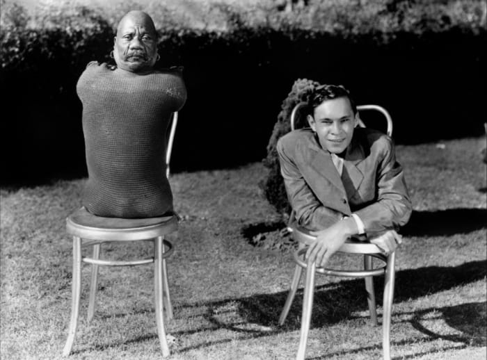 The cast of Freaks were all actual performers in carnival sideshows, back when it was still politically correct for "freaks" to earn a living in the freak show.