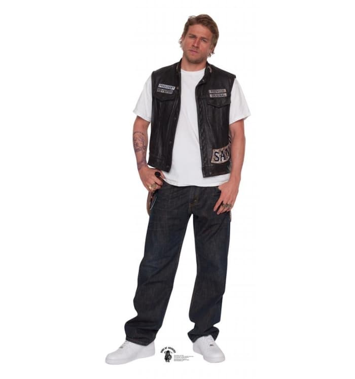 White sneakers, dark, baggy jeans and a white t-shirt are all you need to create this look. Keep reading to learn more about brands and the accessories that will pull the costume together.