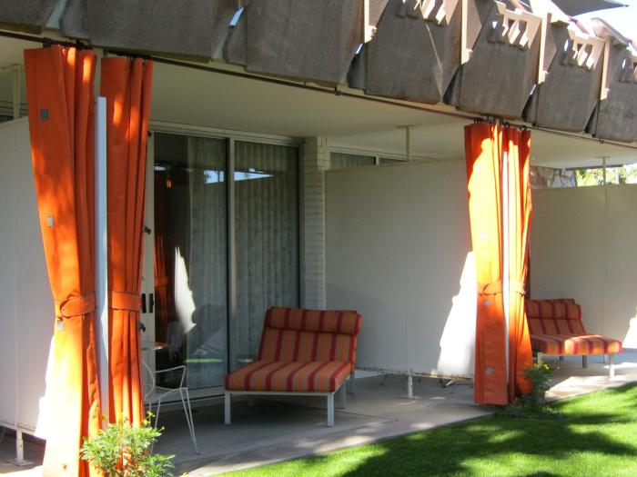 Cabana rooms surround the two pools at the Hotel Valley Ho. Note the sculpted concrete details that resemble arrow heads.