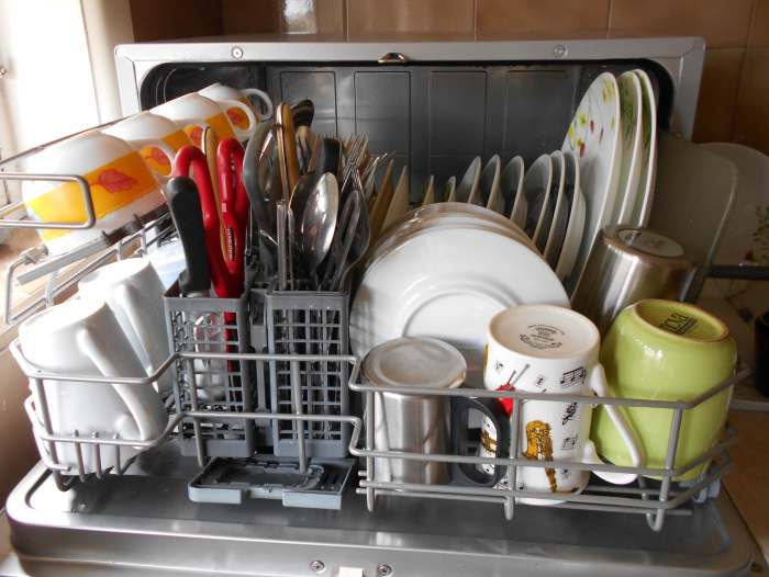 This benchtop dishwasher has a place setting of 6. Plenty of dishes and cups can be washed in one full load.