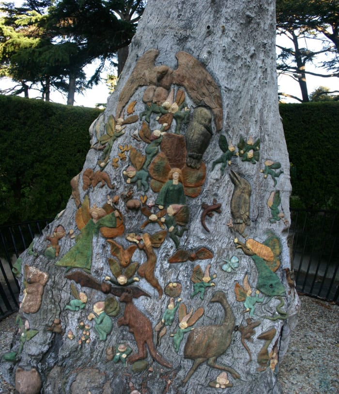 The Fairies tree in the Fitzroy Gardens, Melbourne. Sculptored by Ola Cohn 1931-1934. Photo by Wiki Media user Ausxan