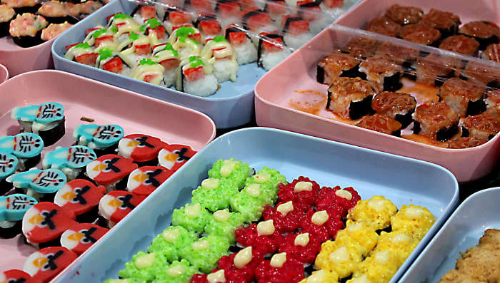 Sweets? .... No, this time the multicoloured little morsels are sushi - mostly rice with seaweed or raw fish. The price was 5 baht per cake - about 10 pence or 15 U.S cents. Be aware of food safety however, if fish is used - ensure the sushi is fresh