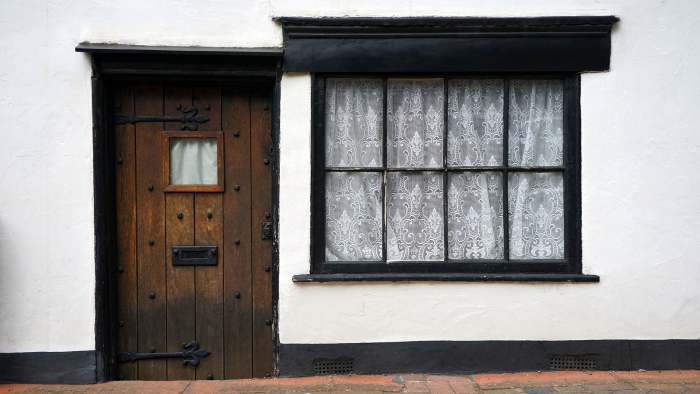 This photo symbolizes the kind of old house that the great grandparents of Inspector Gadget are living in.