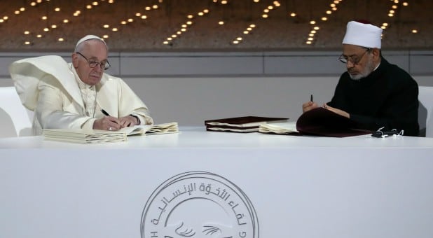 Pope Francis (L) and Grand Sheik Ahmed al-Tayeb, the head of Al-Azhar, the Sunni Muslim world's premier Islamic institution Sign a historic declaration of peace