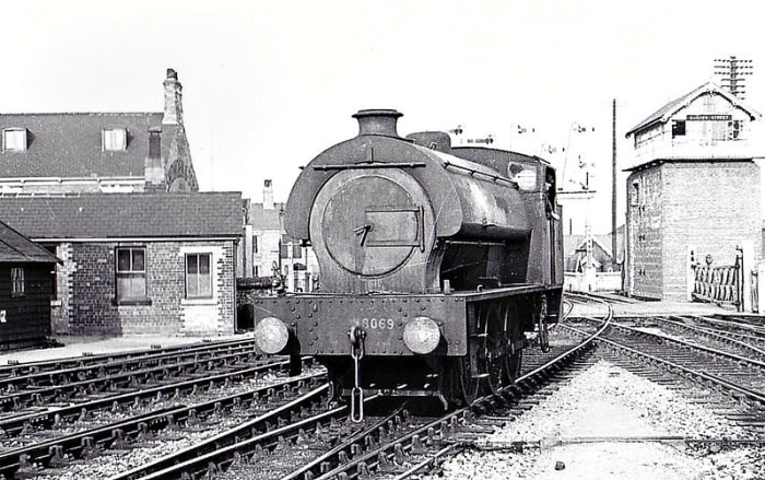 Riddles also designed these six-coupled engines classified by the LNER as J94 when bought from the War Department. Many were allocated to Darlington. 8069 was built by Hudswell Clarke, seen here at Grimsby in northern Lincolnshire