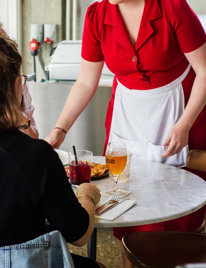 This photo symbolizes the fact that the agent Madame tries to serve food to Inspector Gadget in the episode called Health Spa.