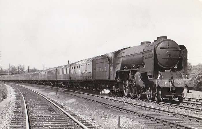 Class A2/3 No. 517 'Ocean Swell' was one of the newly configured Class V2 2-6-2