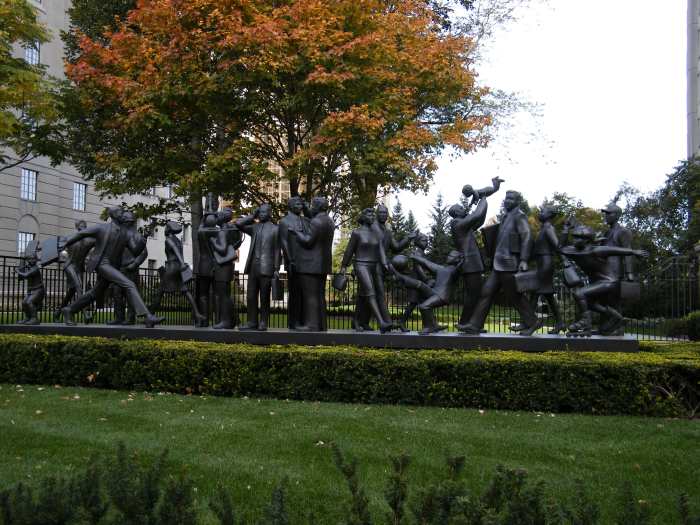 Community, by Kirk Newman (2001). Located in Toronto, Canada; the sculpture was commissioned by Manulife Financial. web.archive.org/web/20161017190753/http://www.panoramio.com/photo/44127348
