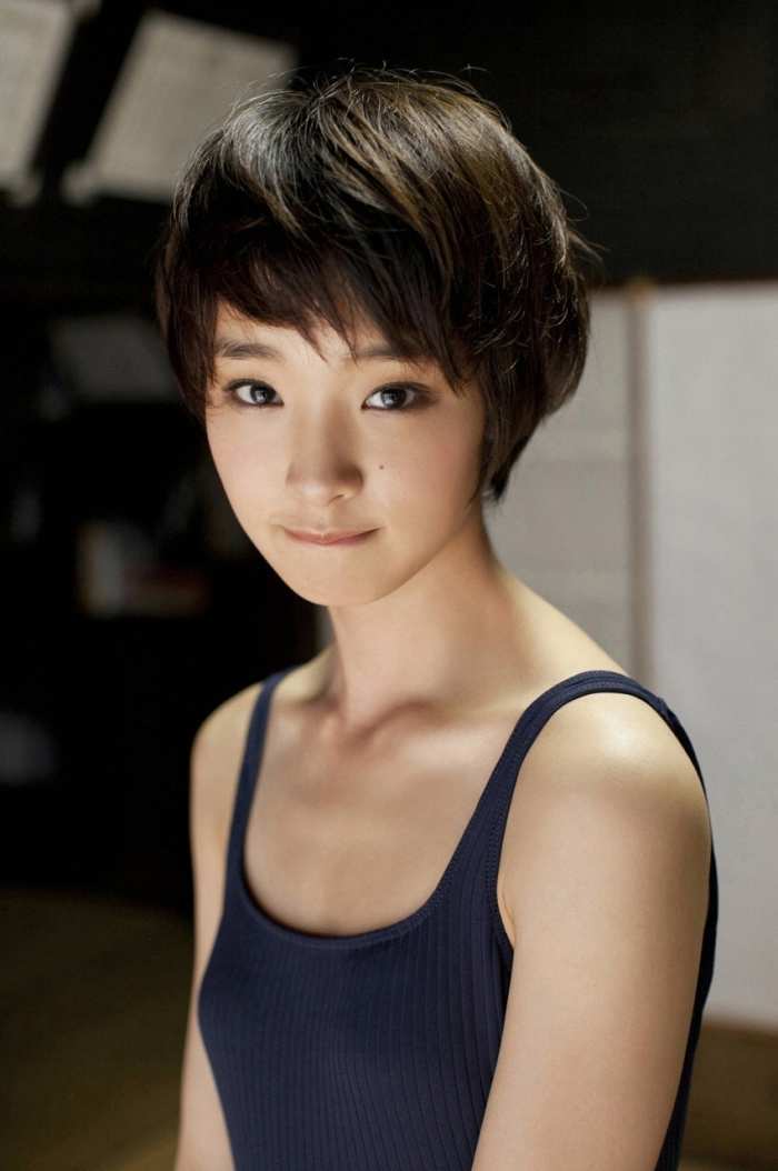 Actress Ayame Gouriki has also worked as a fashion and bikini model. This photo is from the 140th issue of Weekly Playboy Magazine.