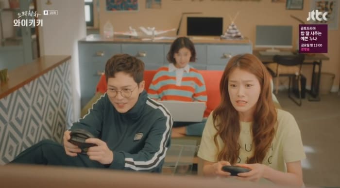 Bong Doo-sik and Min Soo-ah playing video games with Kang Seo-jin in the background on her computer.