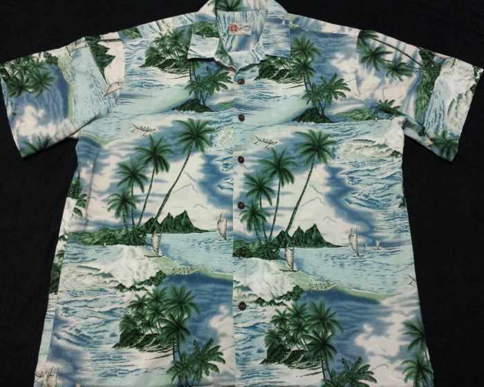 This well designed short sleeve Hawaiian shirt with the tradition Hawaiian collar, trade maker large left chest pocket which blends flawless with the design