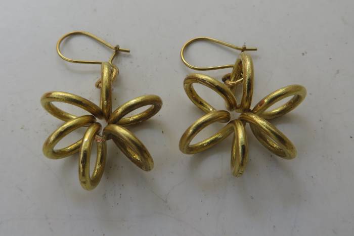 Thicker wires are ideal for creating solid wire shapes.