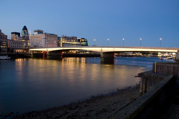 This London Bridge is a long way from falling down. Opened 17th March, 1973 - to replace an earlier one rebuilt at Lake Havasu, Az, complete with red double-decker London buses - its longest span is 341.2 ft or 104m.
