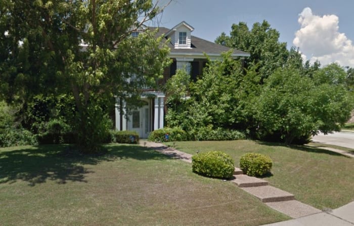 The house today. The current owners say sightseers still photograph the house to this day. Owners removed the fountain from the front yard and the spa from the back yard. They allowed the bushes to grow up over the windows for privacy.