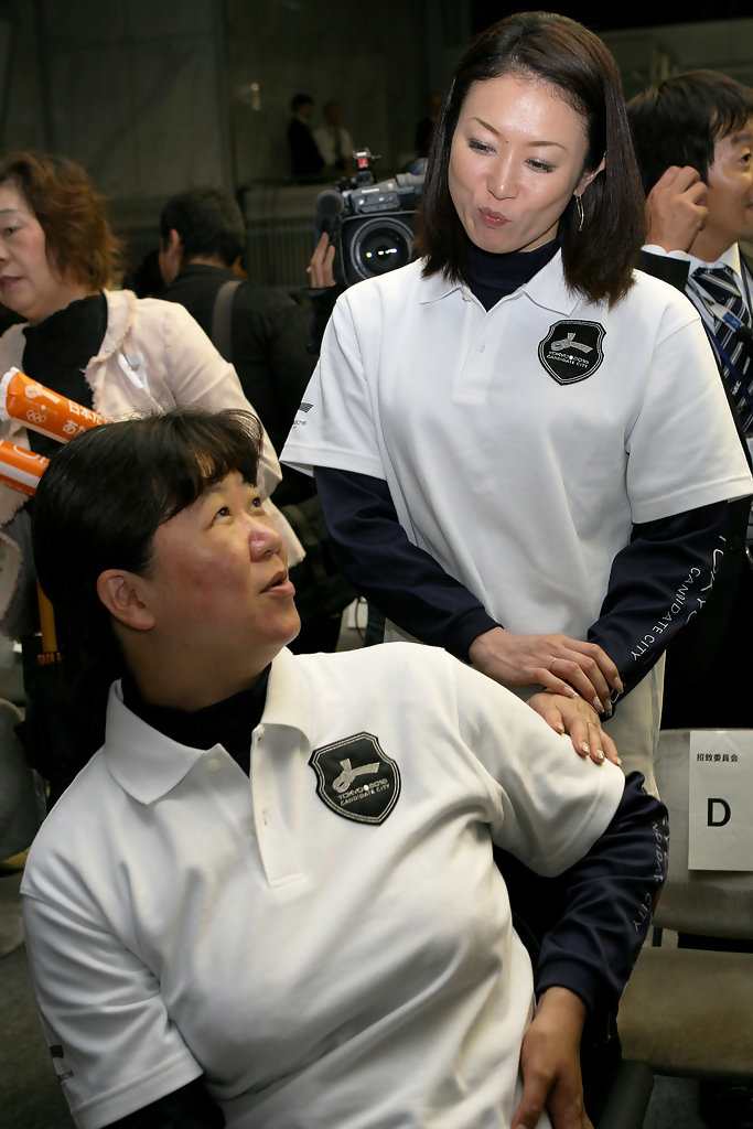 Masami Tanaka meets with swimmer Mayumi Narita during an event in which they announced which city eventually ended up qualifying for the 2016 Summer Olympic Games.