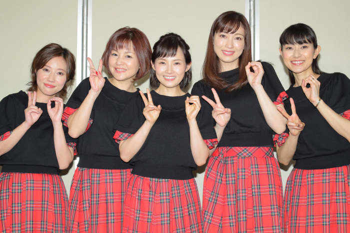 From left to right: Asuka Fukuda, Yuko Nakazawa, Natsumi Abe, Kaori Iida, and Aya Ishiguro.
