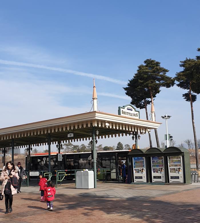 Turn left on exit out of the subway and cross the overhead bridge to catch the free shutttle bus ride to Everland