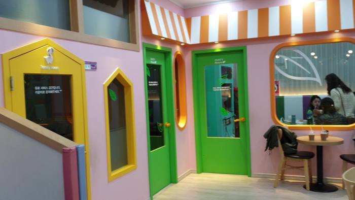 Party rooms and private family rooms available for booking. There is a TV screen in each room to capture what is going around the play areas for you to keep an eye on your children while you are in the rooms