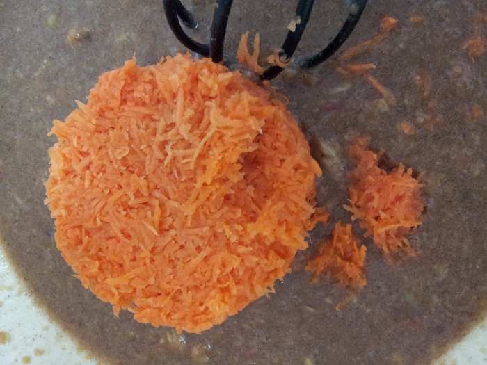 Stirring in the carrots is likely easier than whisking (that usually results in a clump of stuff in the whisk). Isn't that bright orange a beautiful addition? Eat your colours!