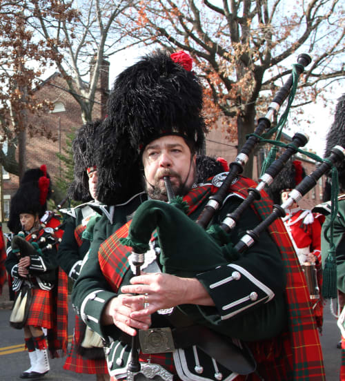Piper's got style. Maybe kilts will be the next big thing. Tom Petty already wrote a song about it called "Freeballin'"