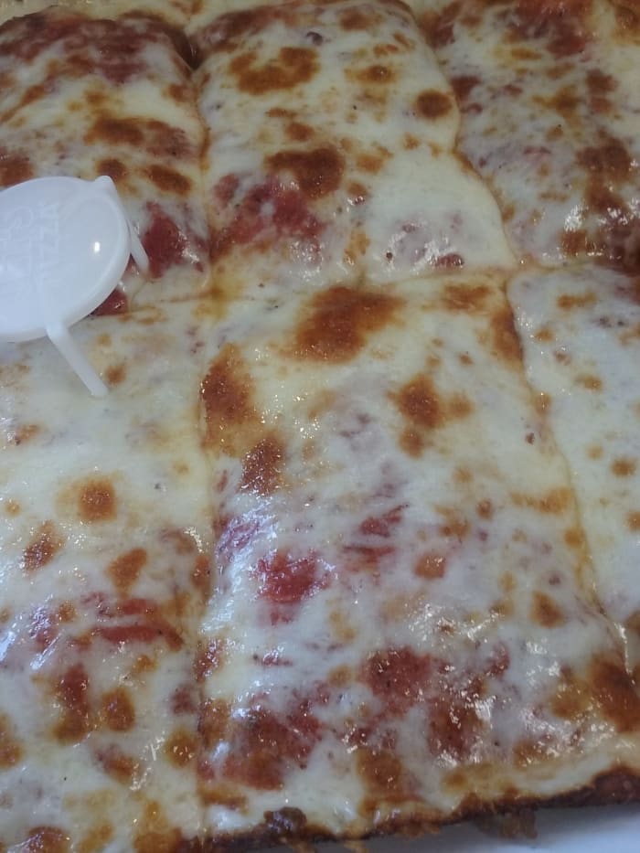 JET'S PIZZA FAST FOOD RESTAURANT REVIEW. Food photo: deep dish pizza with extra mozzarella cheese from Jet's Pizza restaurant