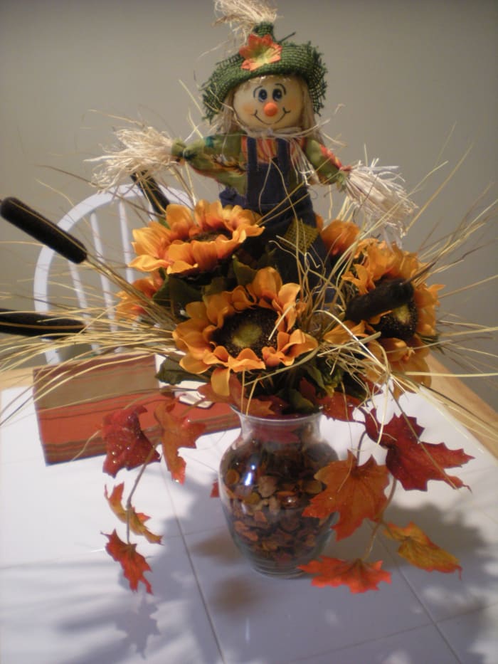 potpourri may be combined with many imaginative and decorative features such as fresh flowers, dried grasses, candles, and glass to make an authentic and unique centrepiece.
