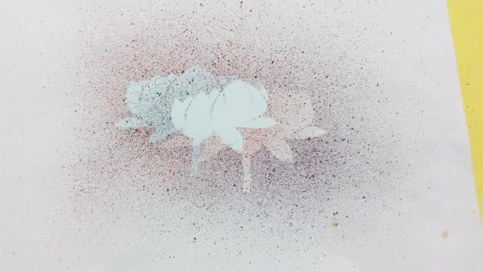 The different colors provide a beautiful contrast in the spray painting. In this case it has helped for good superimposition of the two flowers.