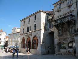 The Rector's Palace! The bottom floor is from the 14th century, complete with arches, the former city hall. The top floor was added in the 19th century.