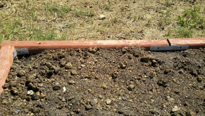 Sample of what kind of brackets to use to provide strength and durability to the planter.