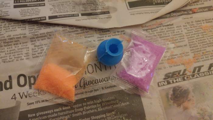 Put 2 pieces of mold together to make a mold. It is a little hard to click. Try make one without the tabs piece inside of another piece. It should make a click.