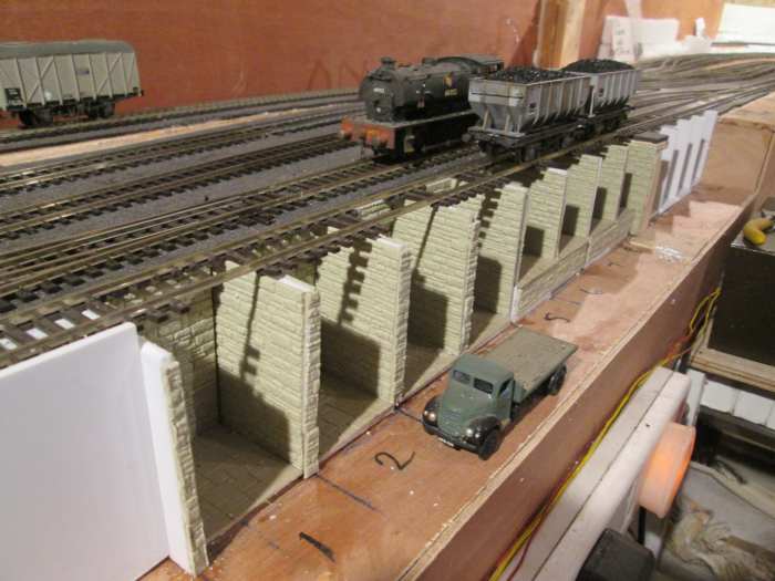 Seen from the 'Up' end, the full height cells would be where high-sided lorries reverse in to take a load for a factory straight from the wagon (that's real coal in the wagons, ground down to size).