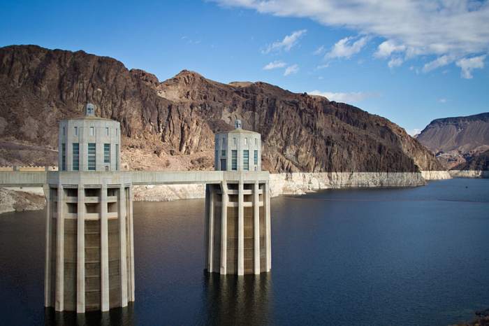 Hoover Dam, 2012, with the 'bathtub ring' showing low water level. Image by Tony Webster, courtesy Wikimedia Commons.