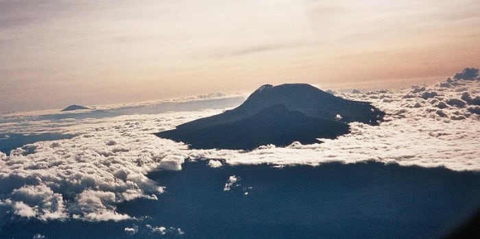 Aerial view of Kilimanjaro, showing ice fields on Kibo peak. Image by clem23, courtesy of Wikimedia Commons.