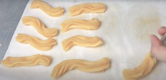 The batter is a bit thick so expect that it won’t be as smooth once piped. The texture of the batter is so stable at this moment and time-consuming. --To avoid overcooked churros.
